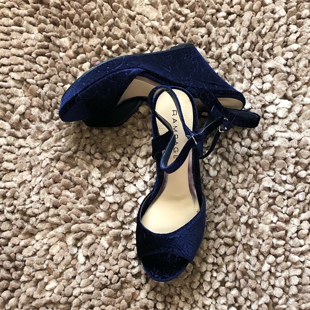 Blue velvet Rampage Crissy women’s dress wedges